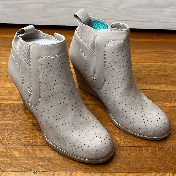 DV By Dolce Vita Gerdy Wedge Ankle Bootie Beige Nwt Size 8 Nwt - Picture 2 of 9